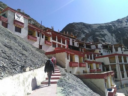 Dorf an einem steinigen Hang in Indien