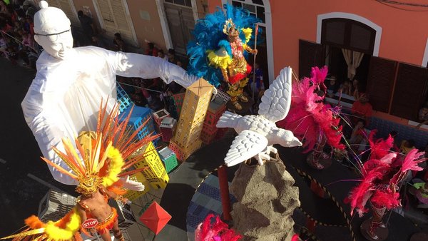 Bunter Karnevalswagen Bunter, großer Karnevalswagen auf der Straße