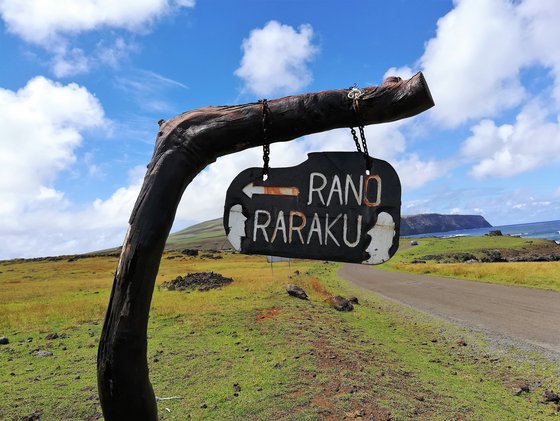 Der Weg zu Rano Raraku Wegschild auf der Osterinsel mit der Aufschrift "Rano Raraku" und einem Pfeil nach links.