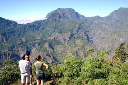 Beeindruckener Panoramablick über La Réunion Reisende genießen den Panoramablick über die Berge von La Réunion.