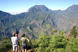 Reisende genießen den Panoramablick über die Berge von La Réunion.