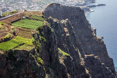 Eine Steilklippe am Meer