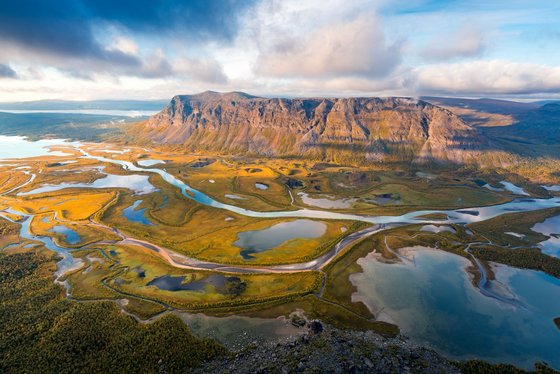 Der Sarek-Nationalpark ist einer der wildesten Aus der Vogelperspektive blickt man auf eine weit ausgedehnte Fluss- und Berglandschaft.