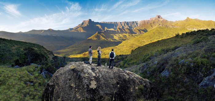 Wandergruppe mit weitem Blick auf die Drakensberge