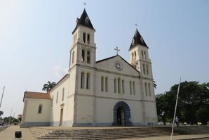 Die Kathedrale von São Tomé Eine Kathedrale mit zwei Türmen und weißem Mauerwerk