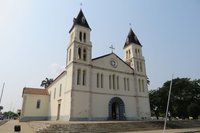 Eine Kathedrale mit zwei Türmen und weißem Mauerwerk