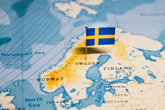 Schweden auf der Landkarte Ein Landkarte, in der Schweden mit einer Flagge markiert ist