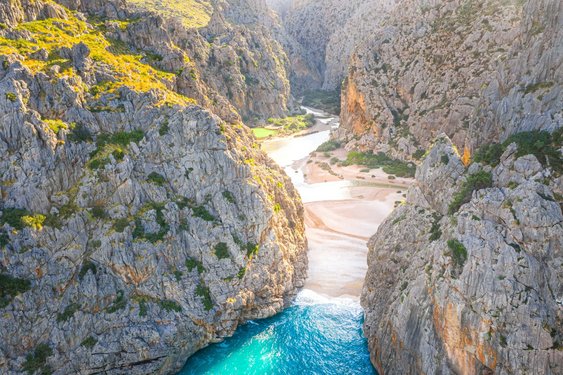 Eine kleine Bucht mit türkisem Wasser