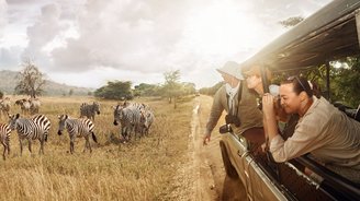 Fotografen suchen das perfekte Fotomotiv im Nationalpark von Tansania