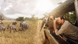 Fotografen suchen das perfekte Fotomotiv im Nationalpark von Tansania