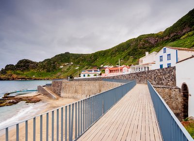 Oberhalb des Strands von Sao Lourenco auf der Azoreninsel Santa Maria verläuft eine Promenade