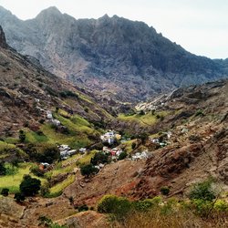 Blick in ein Tal mit vereinzelten Häusern auf Santo Antao