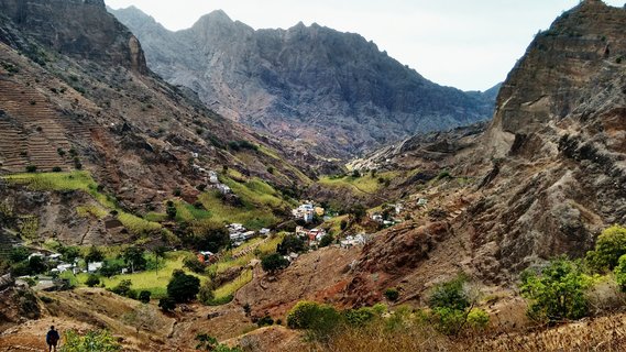 Blick in ein Tal mit vereinzelten Häusern auf Santo Antao