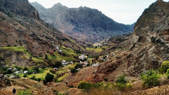 Blick in ein Tal mit vereinzelten Häusern auf Santo Antao