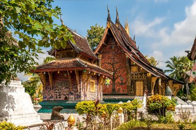 Ein aufwendig mit Gold und Bemalungen verzierter Tempel in Laos
