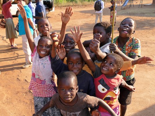 Eine lachende Gruppe von Kindern 