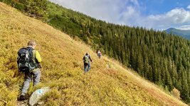 Eine Reisegruppe wandern über einen Hügel zum Berg Baba in der Slowakei.