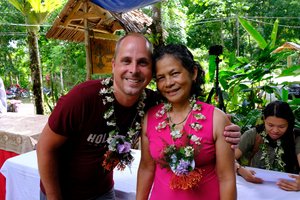 Unser Kollege Stefan auf den Philippinen mit einer einheimischen Frau