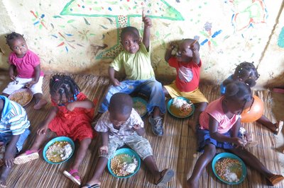 Teilnehmer des Vorschulprojekts PEPE auf São Tomé nehmen eine Mahlzeit ein.