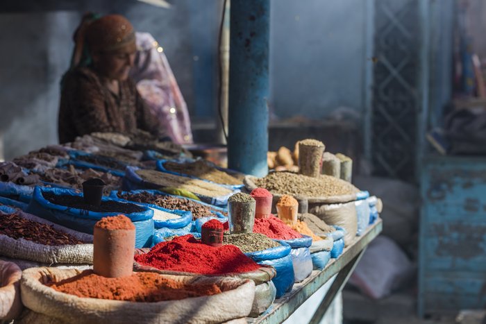 Marktstand mit vielen bunten Gewürzen