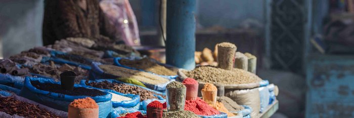 Marktstand mit vielen bunten Gewürzen
