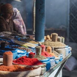 Marktstand mit vielen bunten Gewürzen