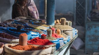 Marktstand mit vielen bunten Gewürzen
