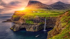 Hinter der Färöer-Insel Vagar versinkt die Sonne.