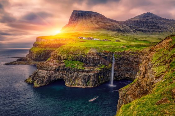 Hinter der Färöer-Insel Vagar versinkt die Sonne.