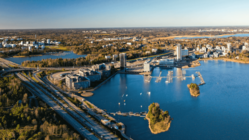 Aus der Luft schaut man über das Meer auf die Skyline von Espoo.