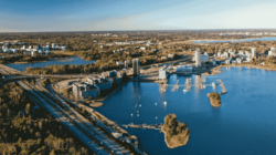 Aus der Luft schaut man über das Meer auf die Skyline von Espoo.