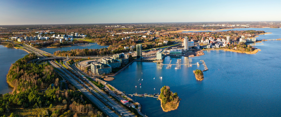 Aus der Luft schaut man über das Meer auf die Skyline von Espoo.