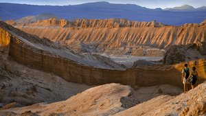 Zwei Personen laufen über den Gebirgszug Cordillera de la Sal y catarpe in Chile