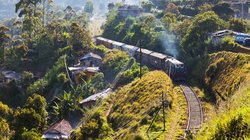Zug Landschaft in Sri Lanka Zug fährt an einem kleinen Hang durch ein Dorf