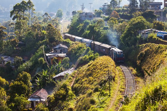 Zug Landschaft in Sri Lanka Zug fährt an einem kleinen Hang durch ein Dorf