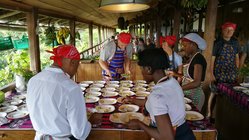 Kochkursteilnehmer kochen gemeinsam auf São Tomé.