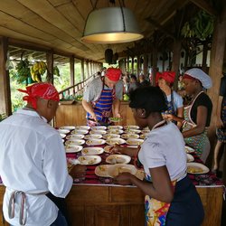 Kochkursteilnehmer kochen gemeinsam auf São Tomé.