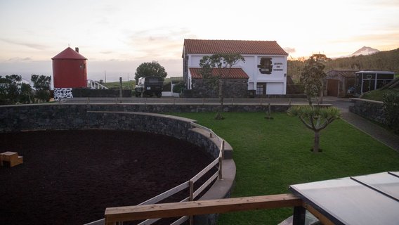 Der Garten der Patio Lodge in Faial, Azoren im Umbau