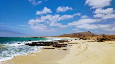 Menschenleerer Sandstrand auf Maio Island