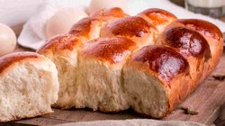 Traditionelle Milchbrötchen aus São Tomé, auch bekannt als Pão Doce, serviert auf einem Teller. Die Brötchen sind goldbraun gebacken und haben eine weiche, flaumige Textur. Ideal als süßes Frühstück oder Snack.