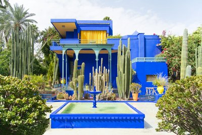 Ein strahlend blaues Gebäude im botanisches Garten von Marrakesch