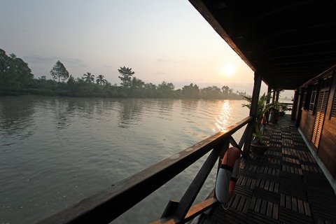 Blick von einem Schiff auf den Mekong