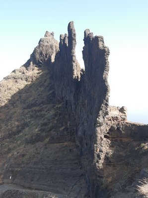 Gesteinsformation auf Santo Antão Drei bizarre Felsnadeln erheben sich in den blauen Himmel.