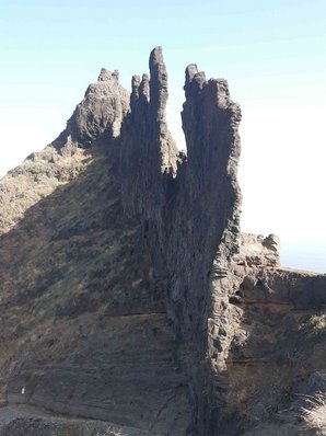 Drei bizarre Felsnadeln erheben sich in den blauen Himmel.