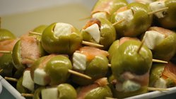 Nahaufnahme von aufgespießten grünen Oliven