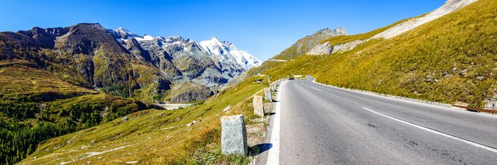 Straße entlang der Berge