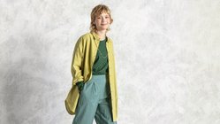 Ein Model trägt grüne Kleidung von Gudrun Sjödén Ein Model trägt bunte Kleidung