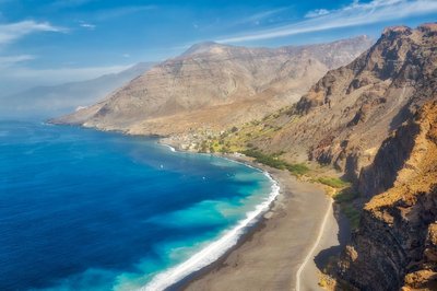 Menschenleerer schwarzer Lavastrand von Santo Antao