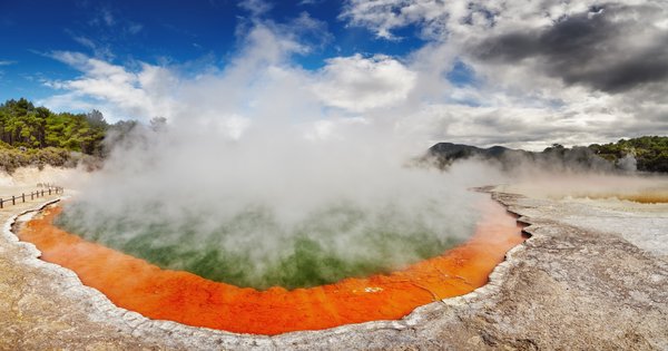 Dampfende Thermalquelle mit orangen Sedimenten