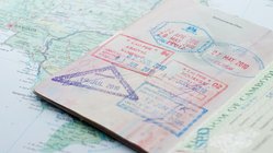 Ein Reisepass mit Stempeln aus vielen Ländern